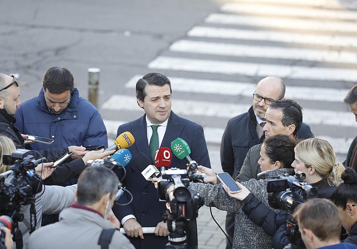 El alcalde de Córdoba, José María Bellido, atiende a los medios este martes en el Sector Sur