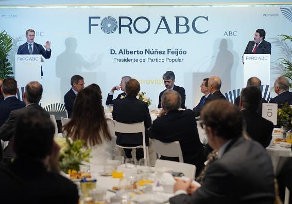 Alberto Núeñez Feijóo, durante el coloquio con el director de ABC, Julián Quirós