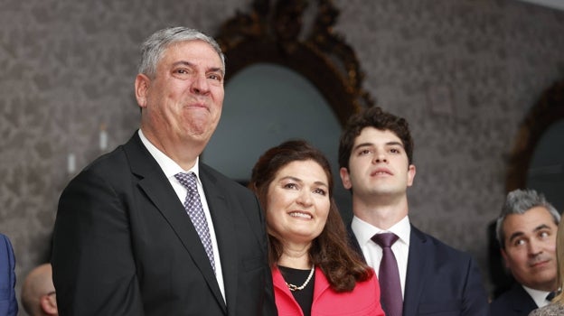 De los Mozos, con algunos de sus familiares en el acto de homenaje homenaje por Renault