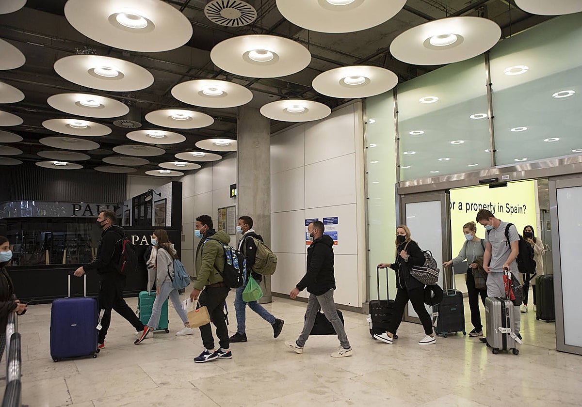 Un grupo de viajeros sale de un vuelo recién aterrizado en el aeropuerto de Barajas