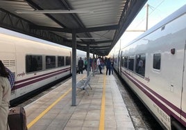 Nueve horas de viaje desde Barcelona a 150 euros: el nuevo 'palo' de Renfe para Almería