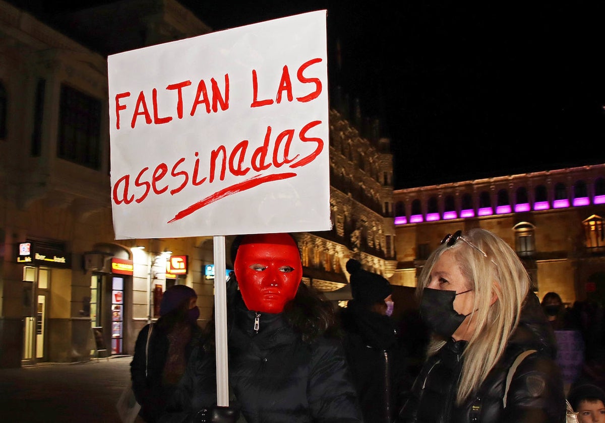 Unas manifestantes sostienen una pancarta en contra de la violencia de género