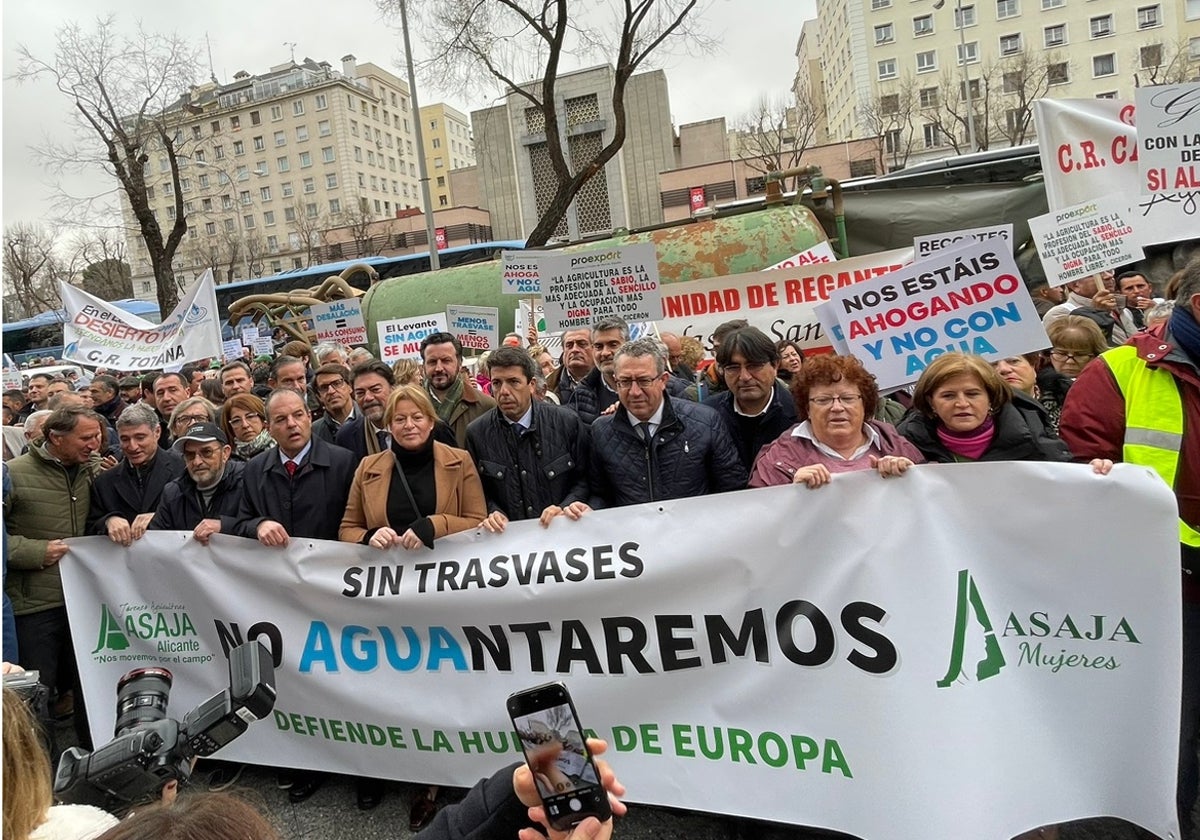 Representantes de los regantes, Asaja, el PP y otros manifestantes en la concentración de Madrid, este miércoles.