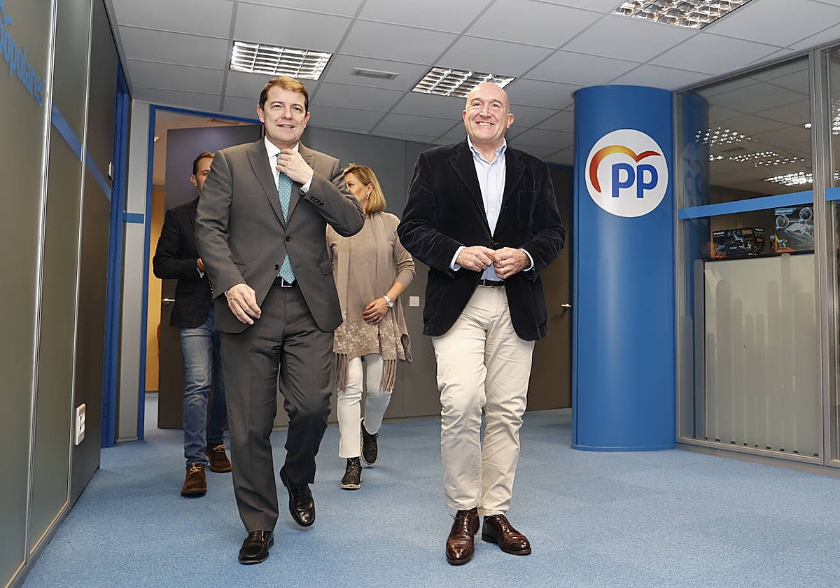 El presidente de la Junta, Alfonso Fernández Mañueco, y el nuevo candidato a la alcaldía de Valladolid, Jesús Julio Carnero llegan a la comparecencia de este miércoles