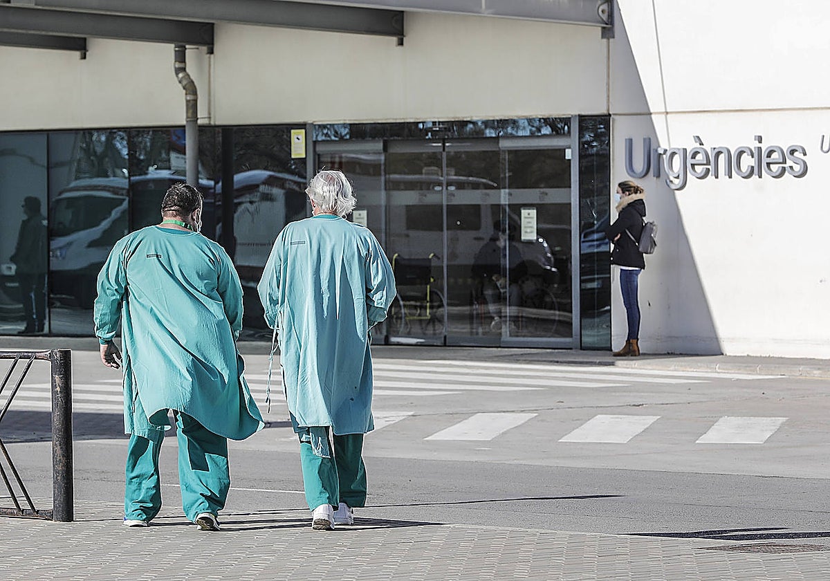 Imagen de archivo de dos sanitarios en los accesos de un hospital de Valencia