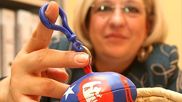 La exconcejala Marita Cuadrado muestra un balón de rugby con el rostro del Che Guevara