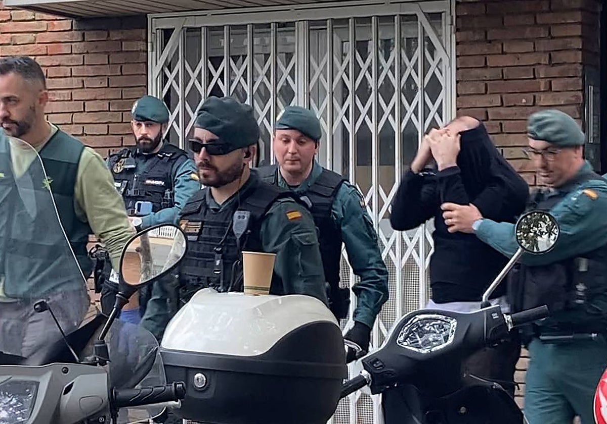 El detenido por el crimen de Pontons sale del piso de Barcelona tras el registro de la Guardia Civil