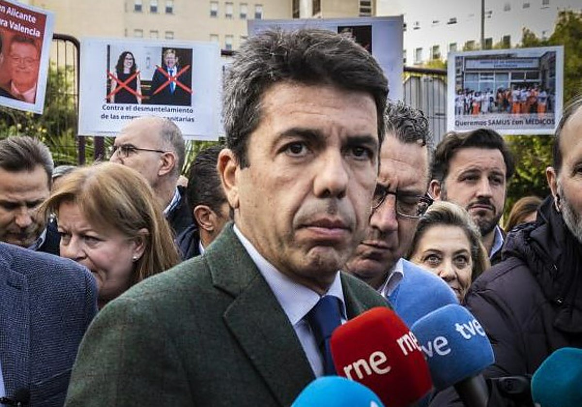 El presidente de la Diputación de Alicante, Carlos Mazón, en una protesta esta semana por la centralización del CICU en Valencia.
