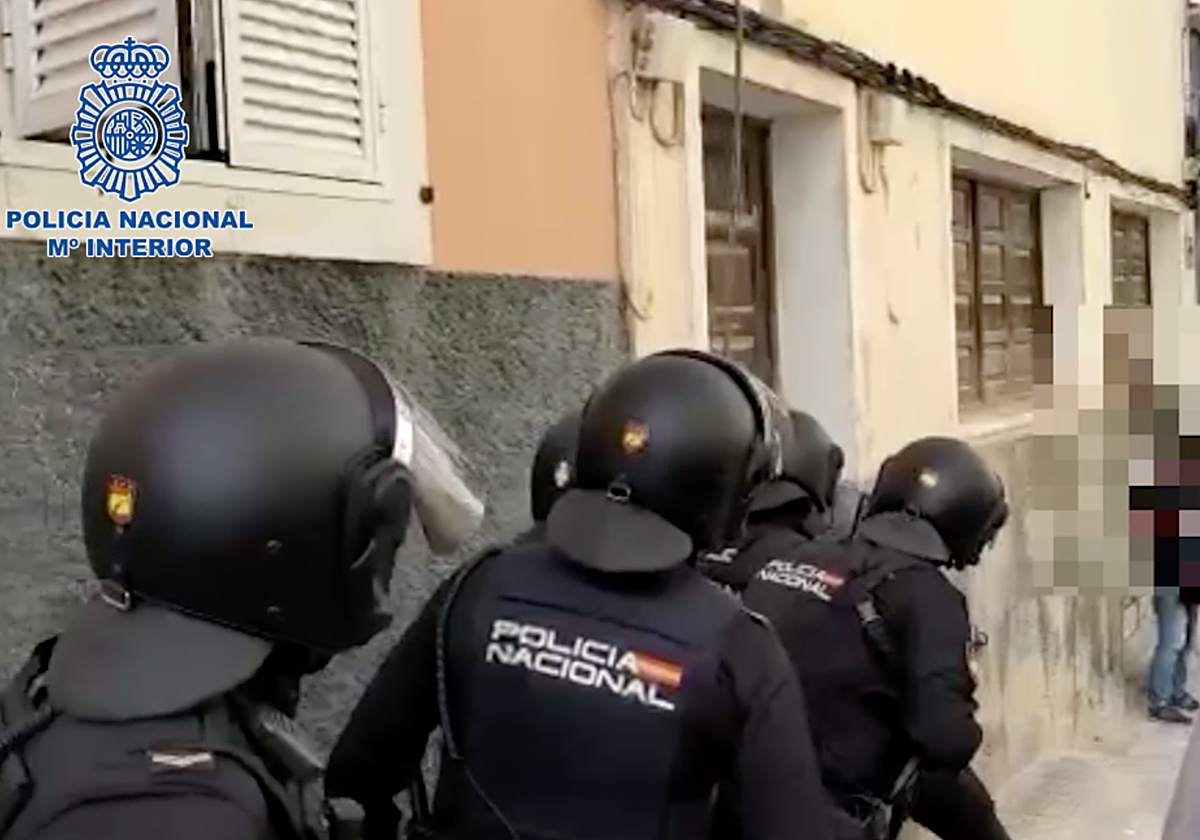 Registro en uno de los inmuebles donde se alojaba la droga incautada