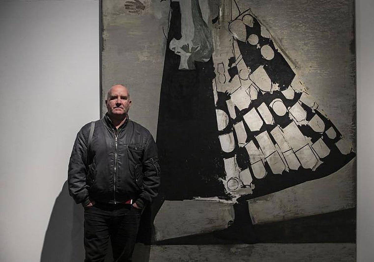 Miguel Gómez Losada posa junto a una de sus obras expuestas en la Diputación