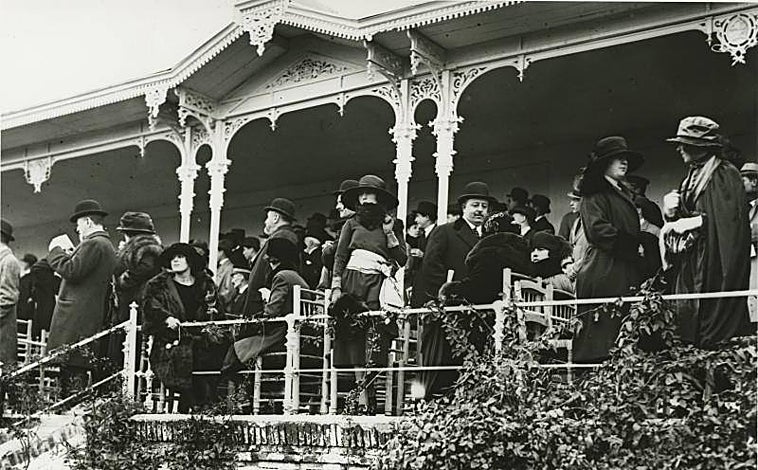 Imagen principal - Arriba, el hipódromo en 1930. Abajo, izquierda, vista general de la instalación en 1907, con el actual Museo de Ciencias Naturales al fondo. Derecha, el tranvía Bombilla-Hipódromo, en 1914
