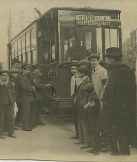 Imagen secundaria 2 - Arriba, el hipódromo en 1930. Abajo, izquierda, vista general de la instalación en 1907, con el actual Museo de Ciencias Naturales al fondo. Derecha, el tranvía Bombilla-Hipódromo, en 1914