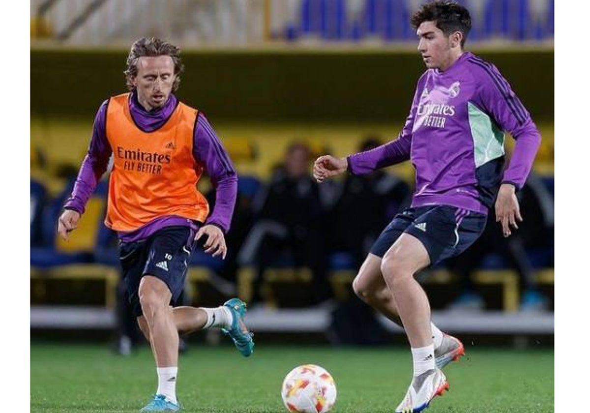 Mario Martín conduce el balón ante la mirada de Luka Modric, en una imagen colgada en sus redes sociales