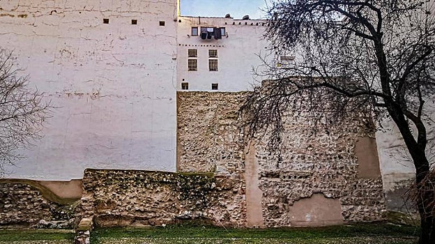 Uno de los trozos de muralla insertados en un inmueble de la calle del Almendro