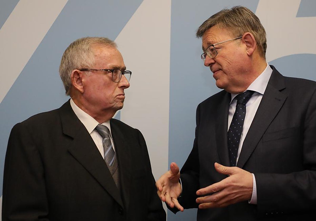 Ximo Puig junto al nuevo juez del Juzgado Privativo de Aguas de Orihuela, este jueves.