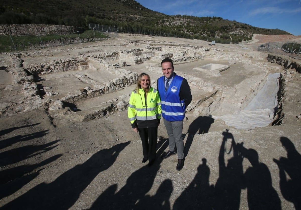 La consejera de Fomento y el alcalde de Priego junto a los restos arqueológicos en el trazado de Las Angosturas