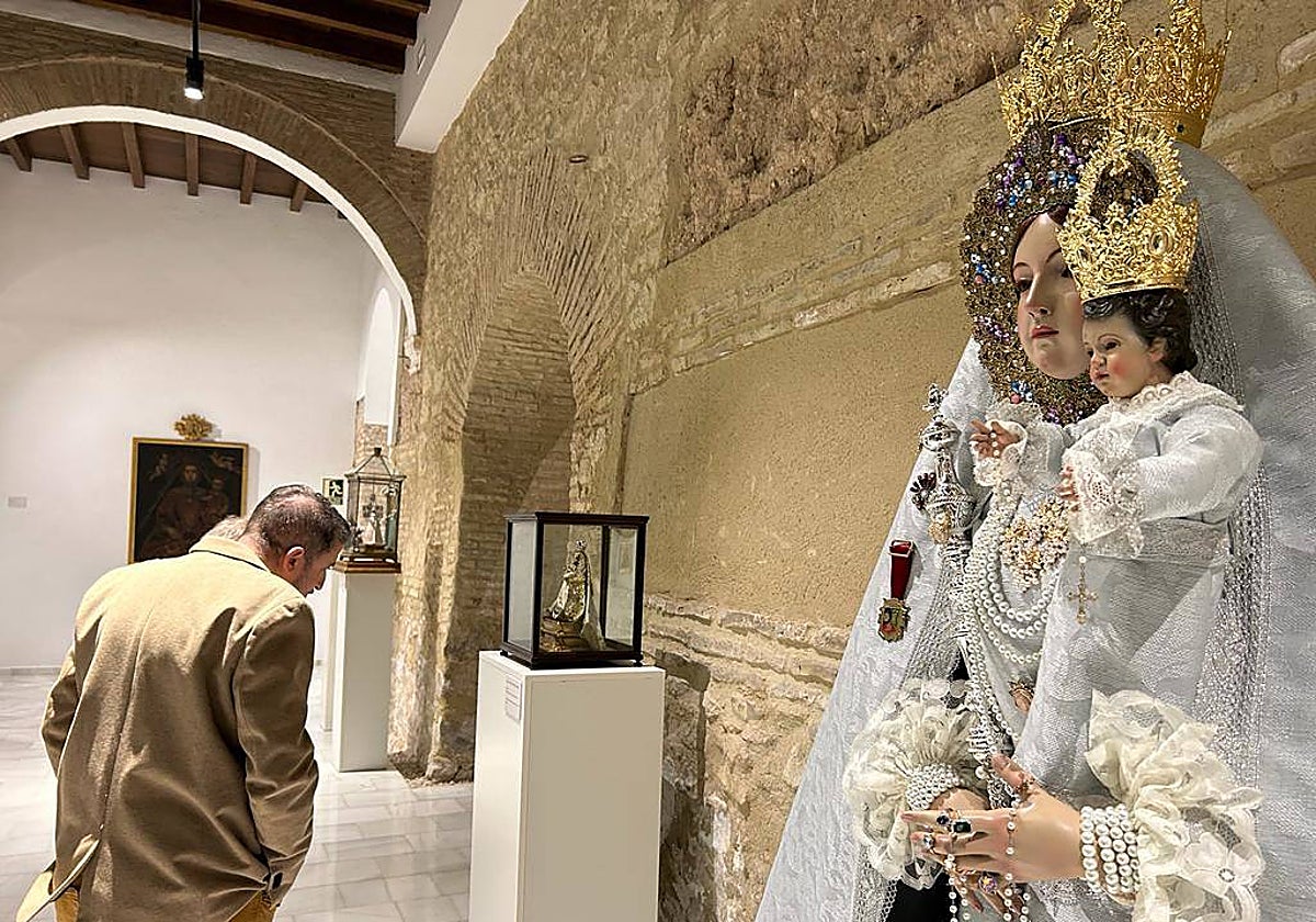 Público en la muestra 'Araceli en el Arte', en la Casa de los Mora de Lucena
