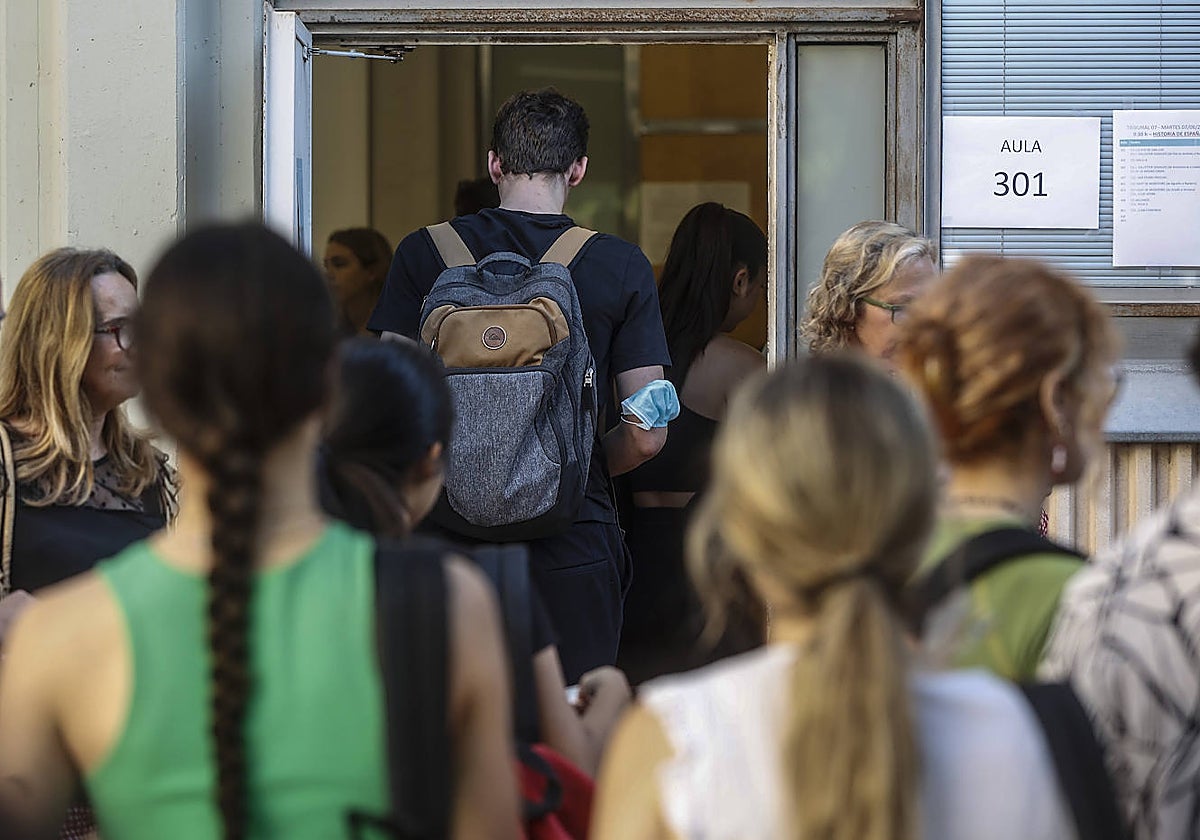 Imagen de archivo de un grupo de estudiantes en Valencia