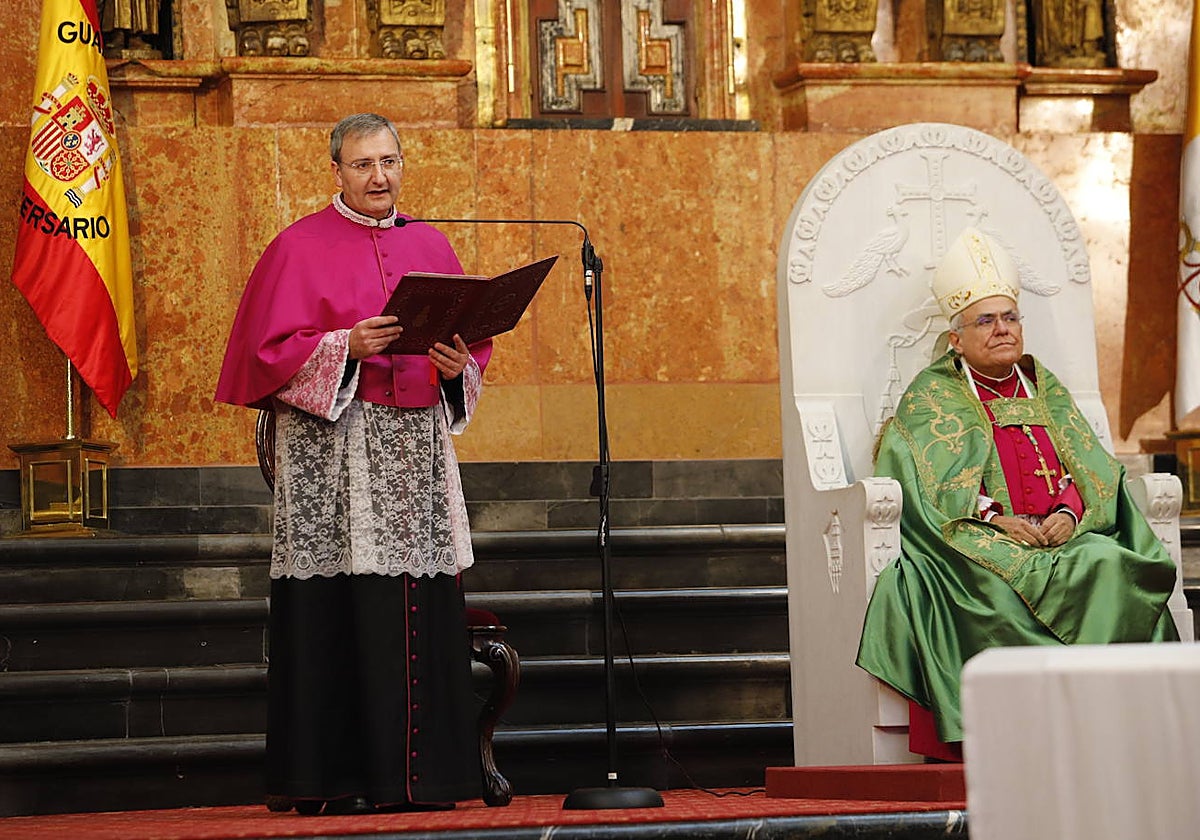 Joaquín Alberto Nieva, junto al obispo, en su toma de posesión