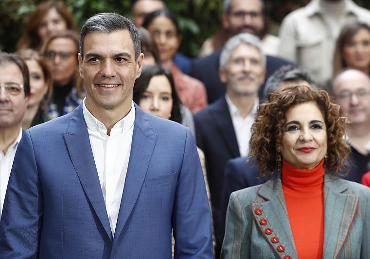 El presidente del Gobierno, Pedro Sánchez, y la ministra de Hacienda, María Jesús Montero