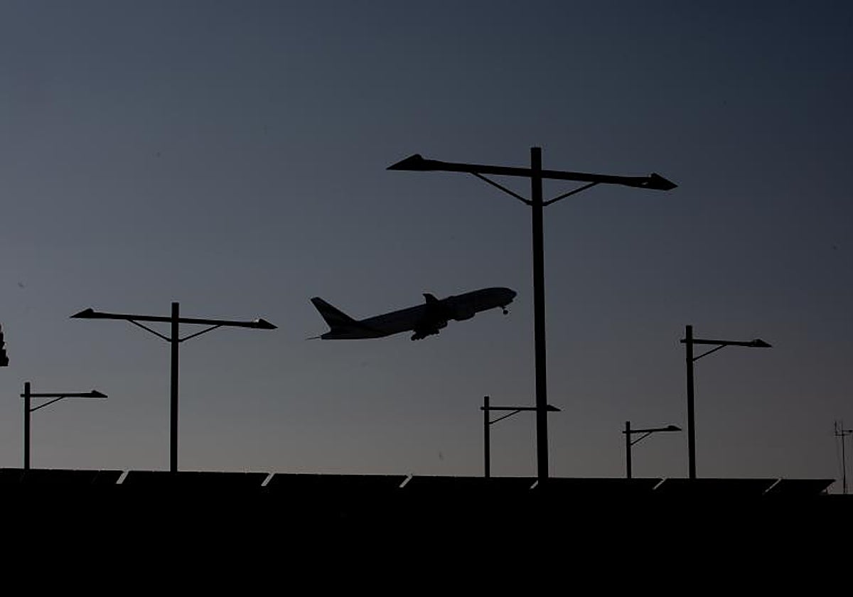 Un avión despegando del Aeropuerto de El Prat
