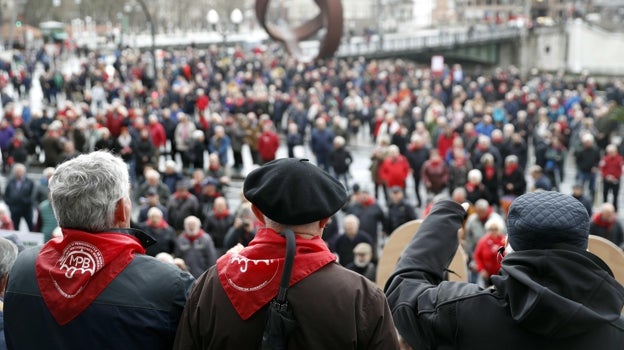 Cada lunes, la plaza del ayuntamiento de Bilbao se llena de pensionistas