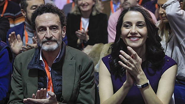 Edmundo Bal, con gesto serio, y a su lado Inés Arrimadas, sonriente en su último día como presidenta de Cs