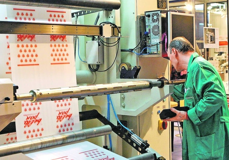 Imagen de un trabajador de la industria del plástico