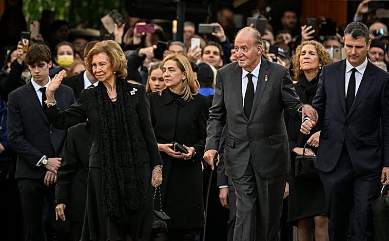 Imagen principal - 1. Doña Sofía y Don Juan Carlos, con las Infantas Cristina y Elena, a su llegada a la Catedral ortodoxa | 2. Felipe VI abraza a su primo hermano, Pablo de Grecia | 3. Doña Letizia y Marie Chantal caminan abrazadas desmintiendo cualquier tipo de rumor de enemistad