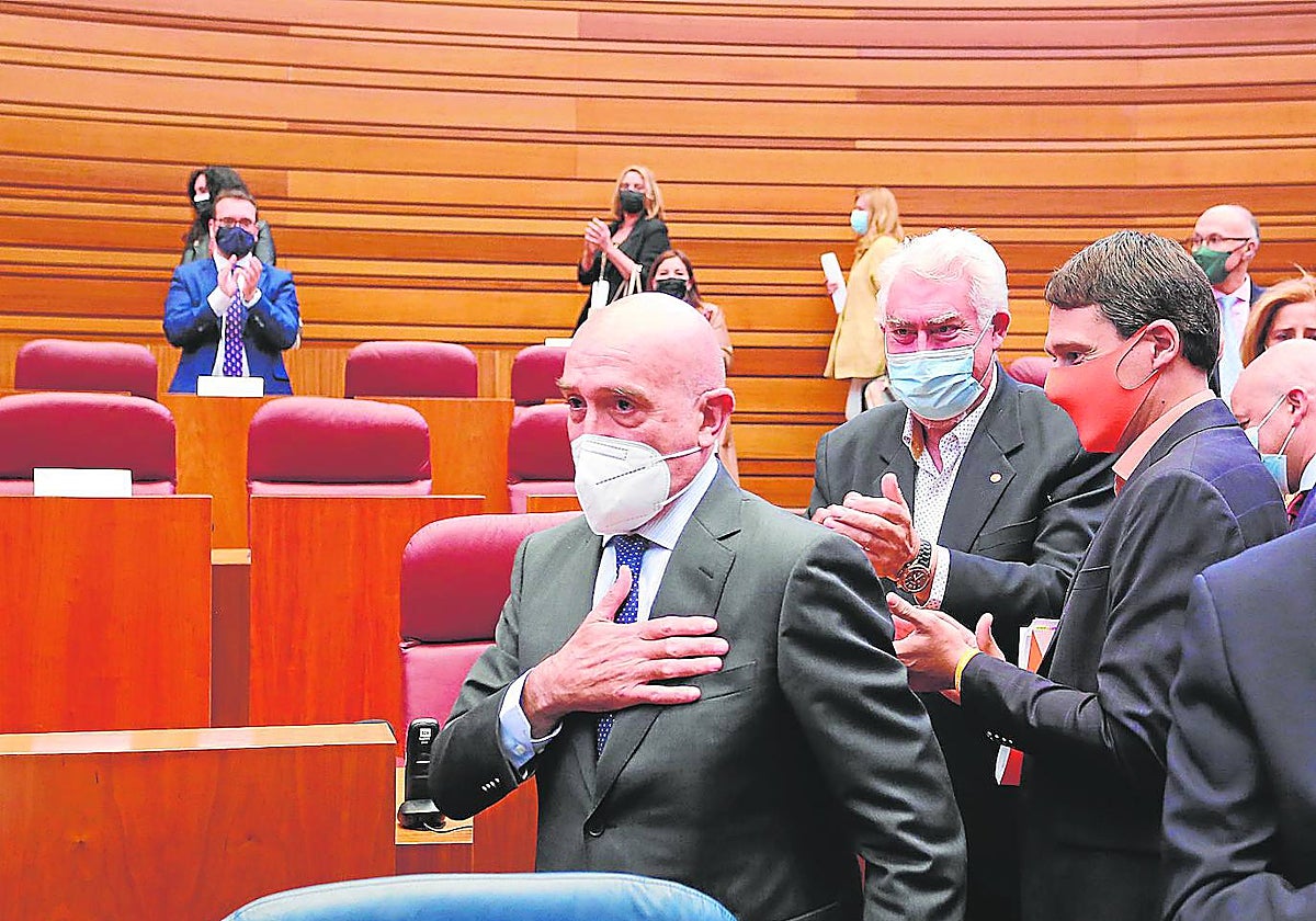 El 22 de junio de 2021, Jesús Julio Carnero fue recibido con aplausos en las Cortes tras haber superado el Covid