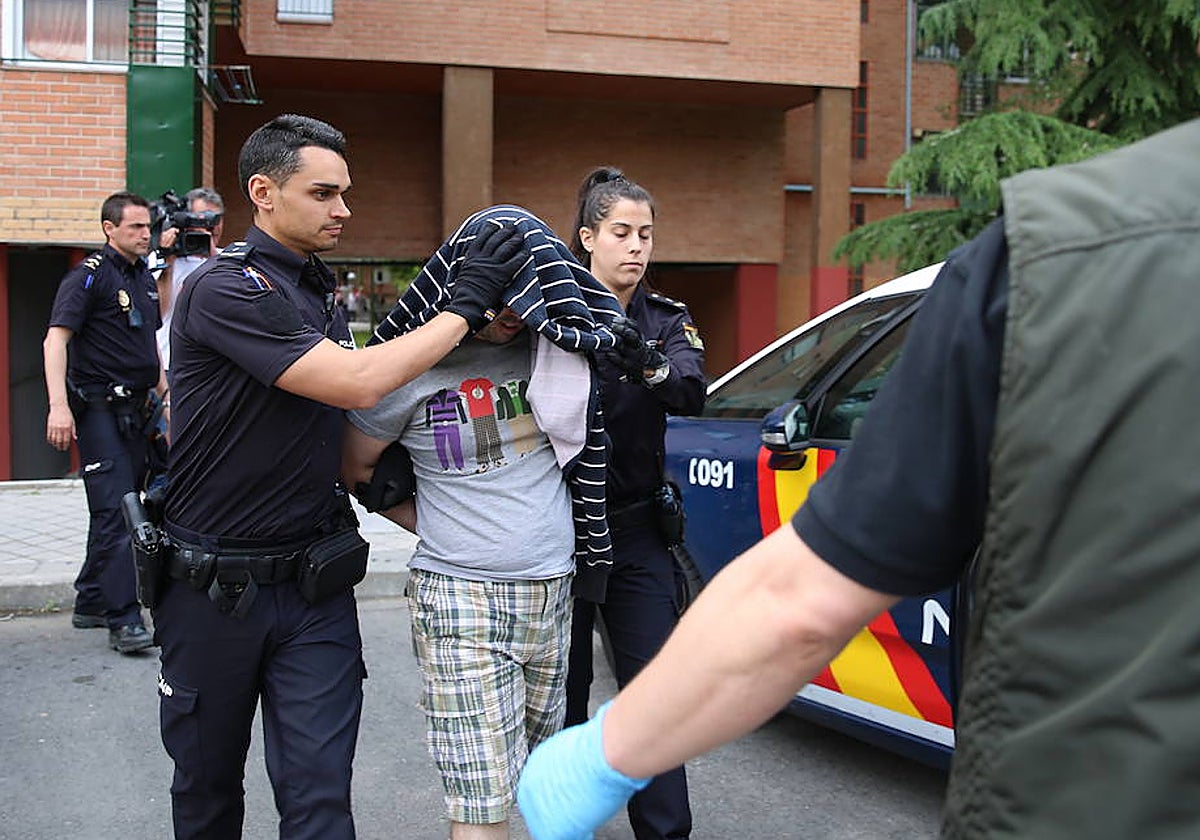 Operación policial contra el clan de los Jiménez en los narcopisos de la calle de Cullera (Latina)