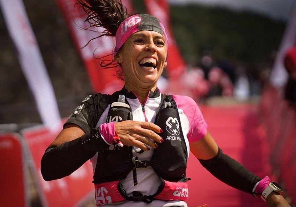 Gemma Arenas, entrando en meta en Castellón el pasado año después de correr 60 kilómetros