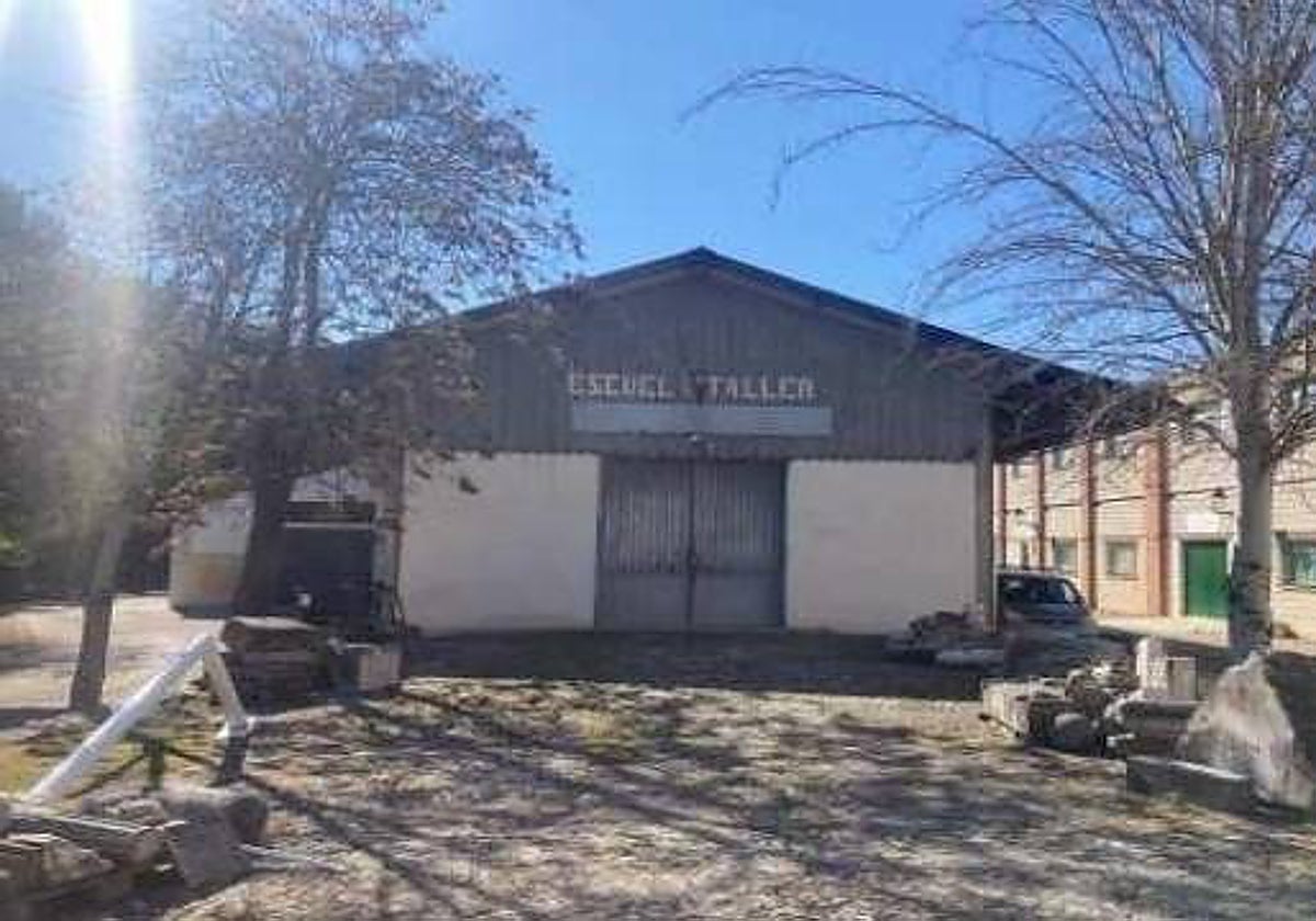 Hangar de la antigua estación de tren de Cabra que será adaptado a centro de visitantes