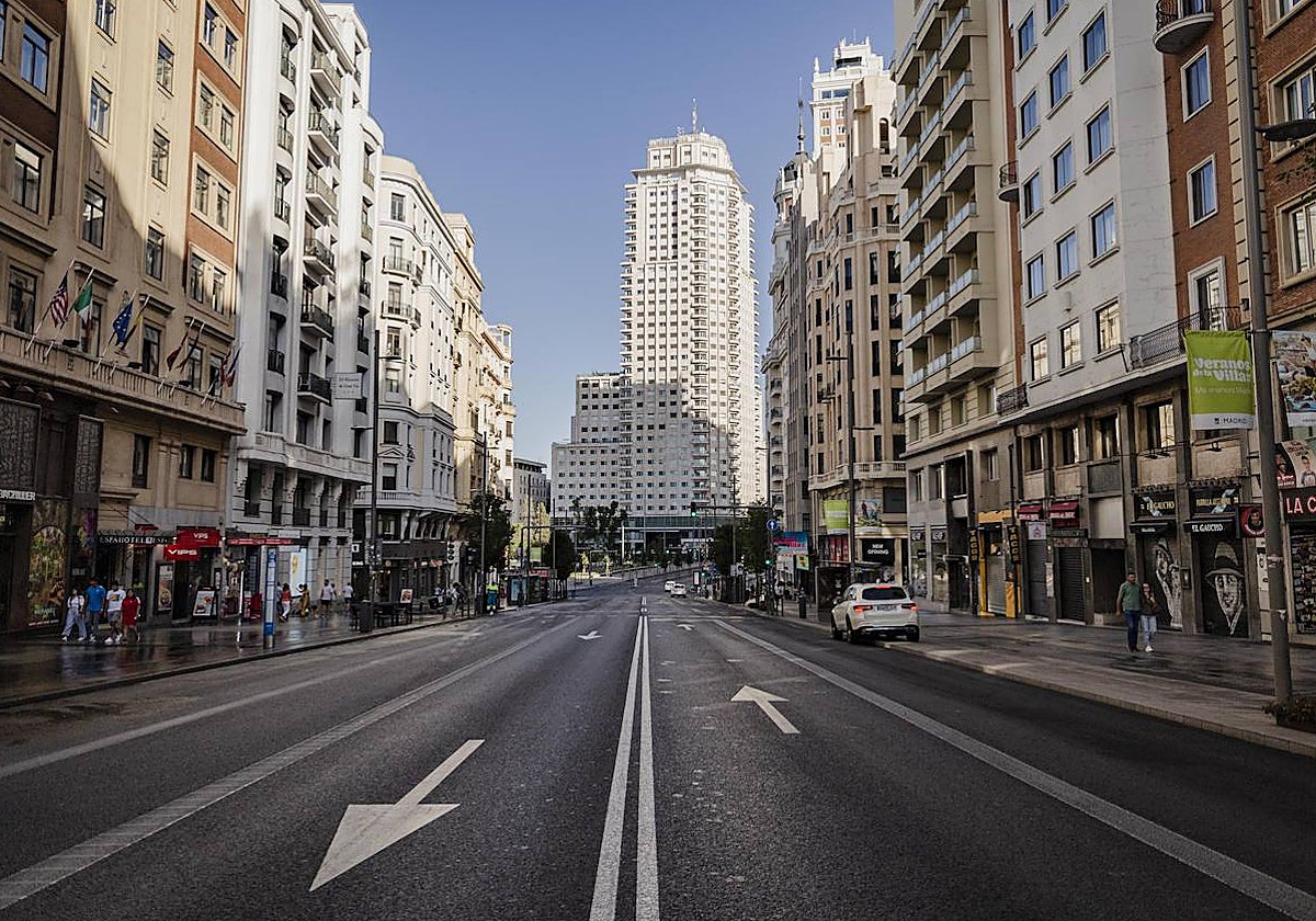 Vista de la Gran Vía madrileña, a su llegada a Plaza España