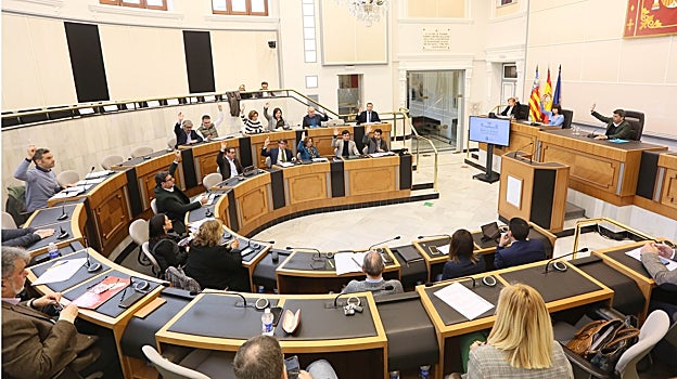 Votación en la sesión del Pleno de la Diputación de Alicante, este lunes.
