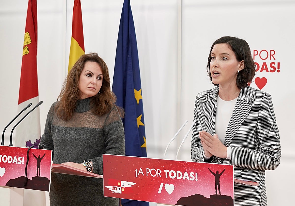 Andrea Fernández y Patricia Gómez durante su comparecencia ante los medios en la sede del PSCL