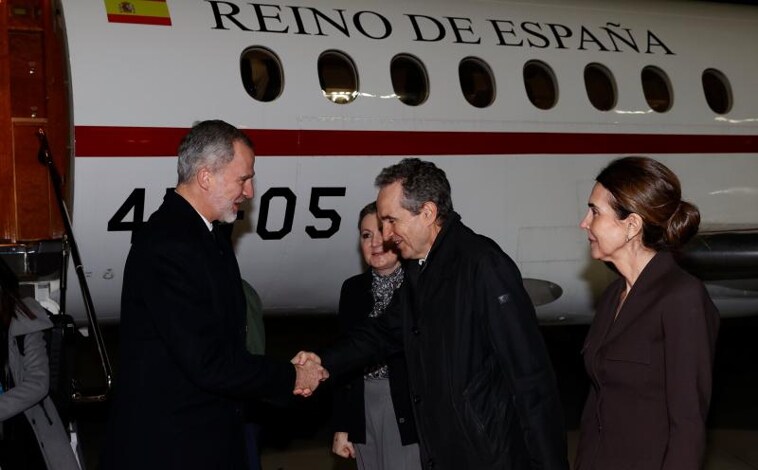 Imagen principal - En laprimera imagen, el Rey Felipe VI a su llegada a Atenas.  En las siguientes, Don Juan Carlos y Doña Sofía salen del restaurante donde tuvo lugar una cena junto a otras familias reales