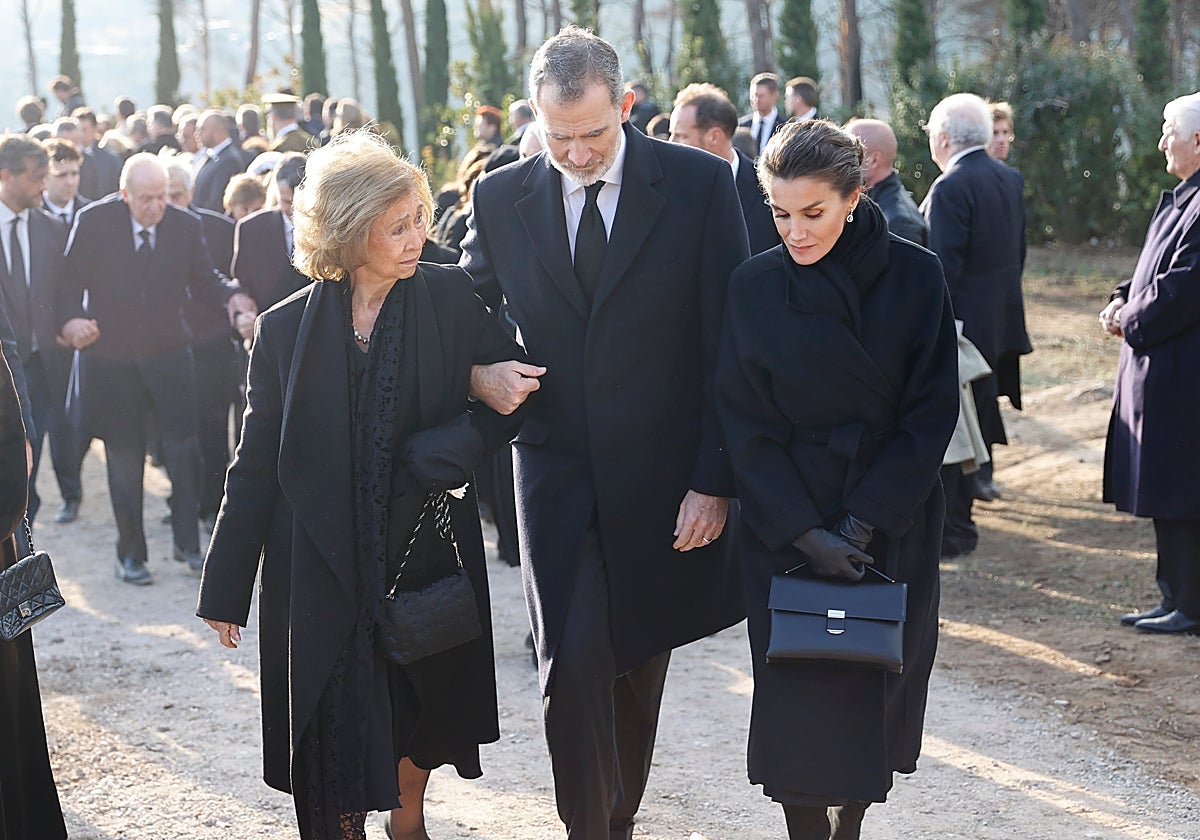 La imagen del dolor: la Reina Sofía se agarra a su hijo, el Rey Felipe VI, en el funeral de Constantino de Grecia. También estaban acompañados de la Reina Letizia