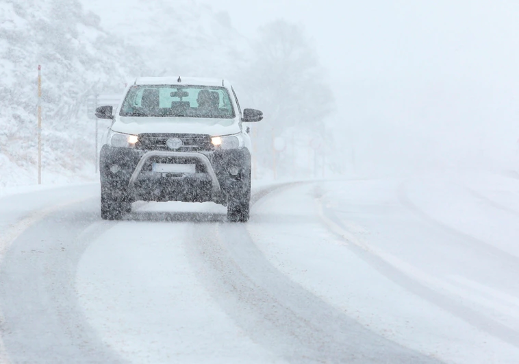 La nieve obliga a embolsar camiones en la A-1 en Segovia y la A-6 y la N-630 en León