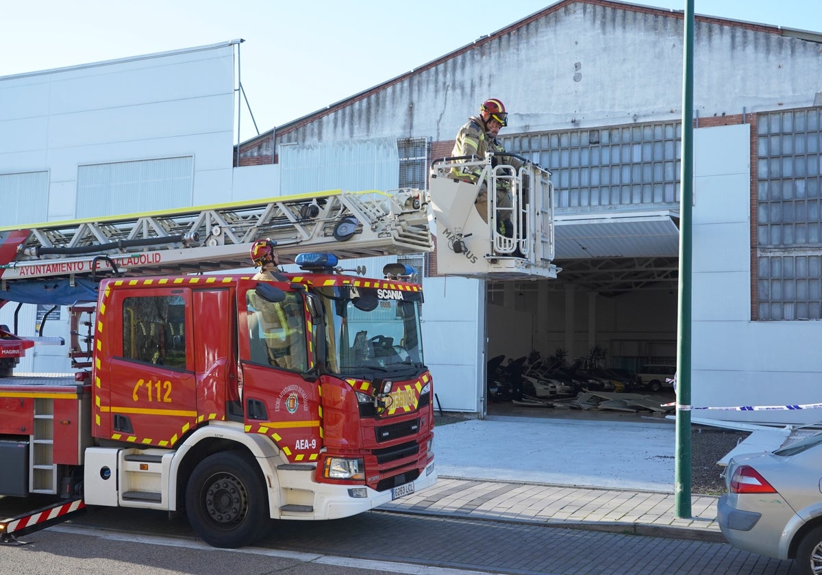 Los bomberos intervienen en León retirando unas chapas desprendidas a consecuencia del viento