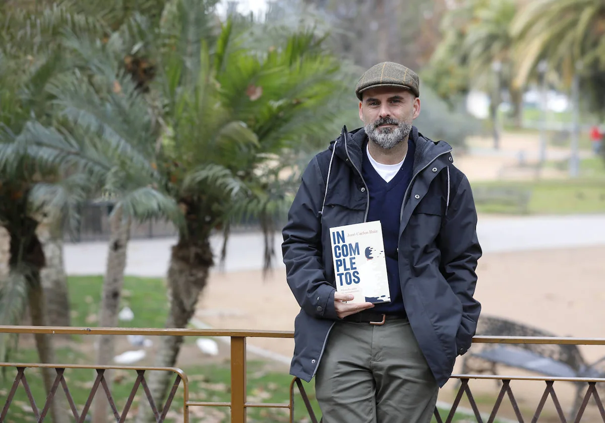 José Carlos Ruiz, en los Jardines de la Agricultura, con un ejemplar de su libro