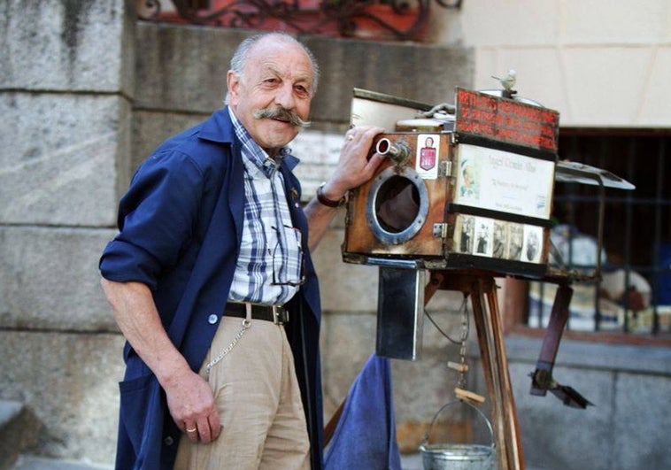 Fallece a los 95 años el fotógrafo Ángel Román Allas, 'el Minutero de Segovia'