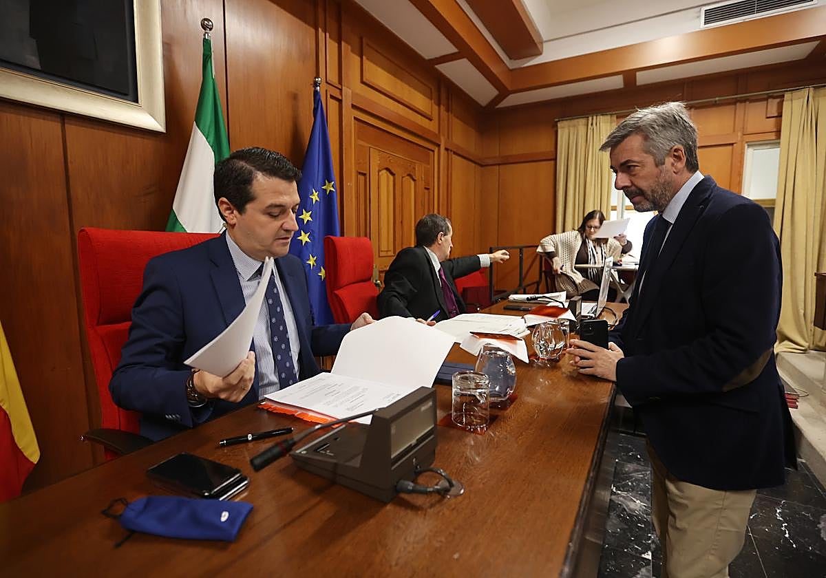 Torrico habla con el alcalde en el Pleno del Ayuntamiento de Córdoba