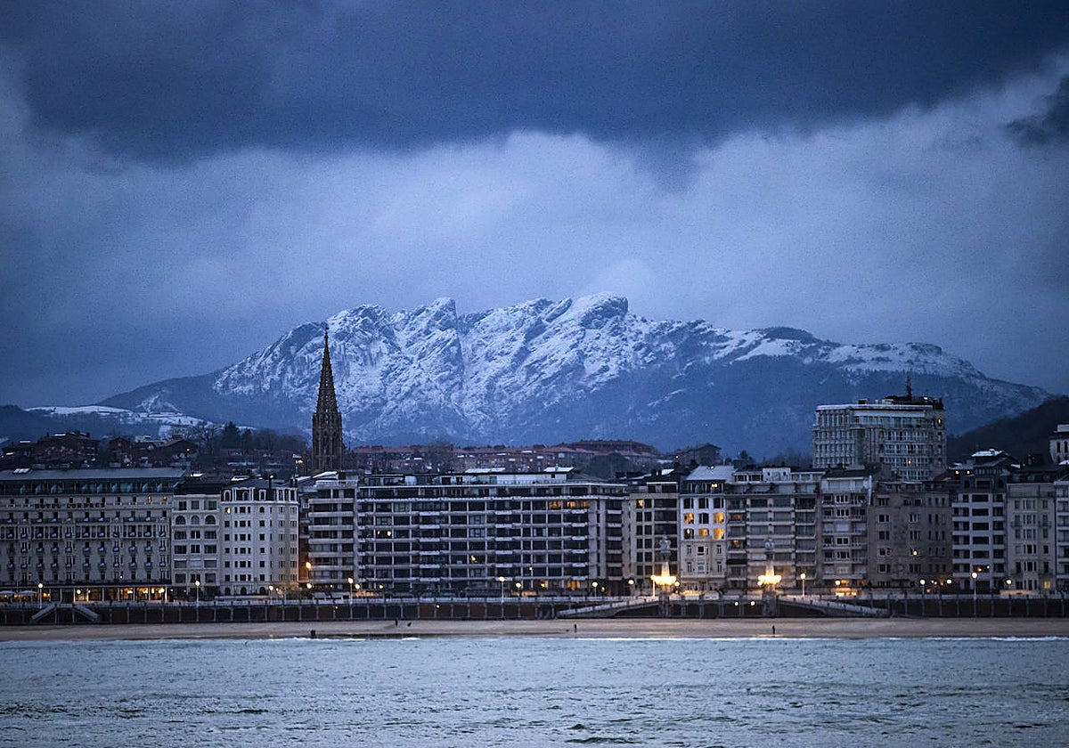La peña de Aia amanecía nevada detrás de la playa de Ondarreta en San Sebastián