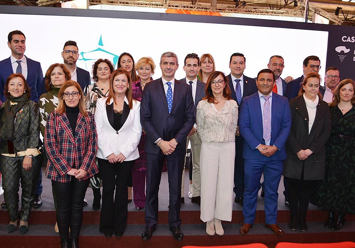 Álvaro Gutiérrez, en Fitur, con parte de la corporación provincial