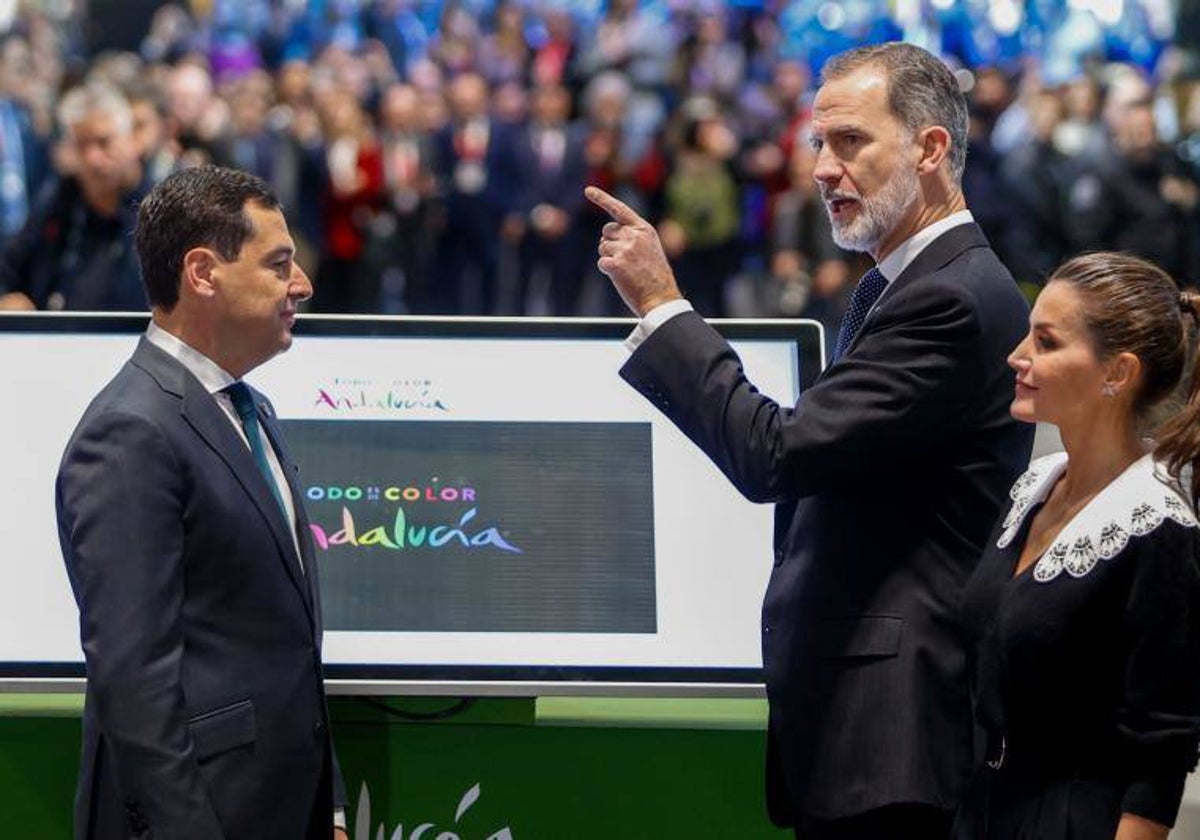 Don Felipe y Doña Letizia con el presidente de la Junta de Andalucía, Juanma Moreno, en Fitur