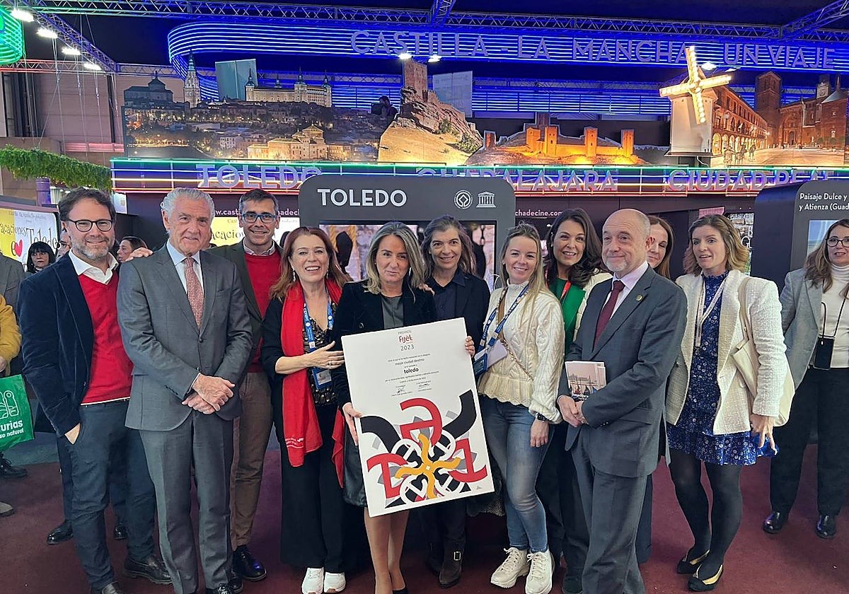 Milagros Tolón, con el diploma que acredita a Toledo como mejor destino turístico