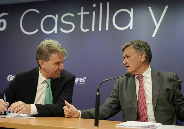 Los populares Javier Lacalle y Francisco Vázquez, en la sede del PP de Castilla y León en una imagen de archivo