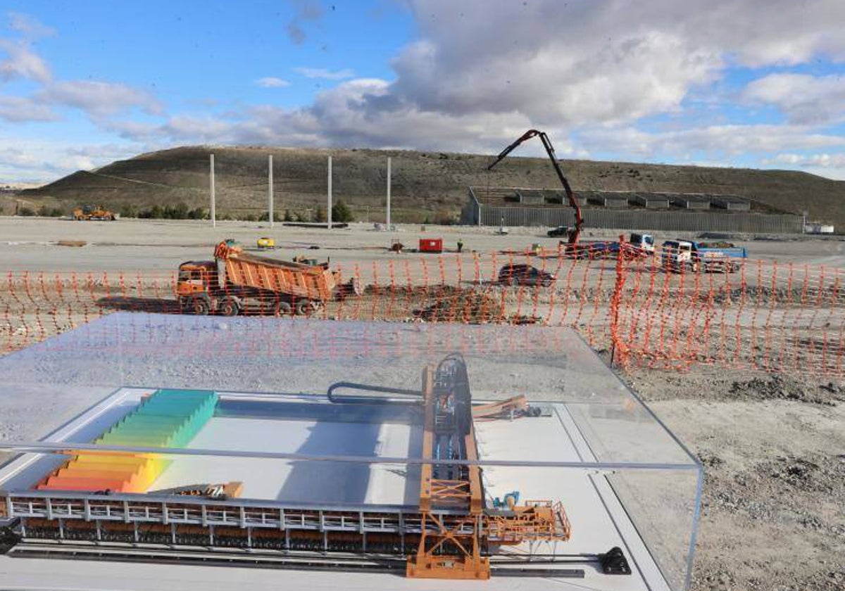 La explanada y la maqueta de la futura planta de Los Cantiles, en Valdemingómez