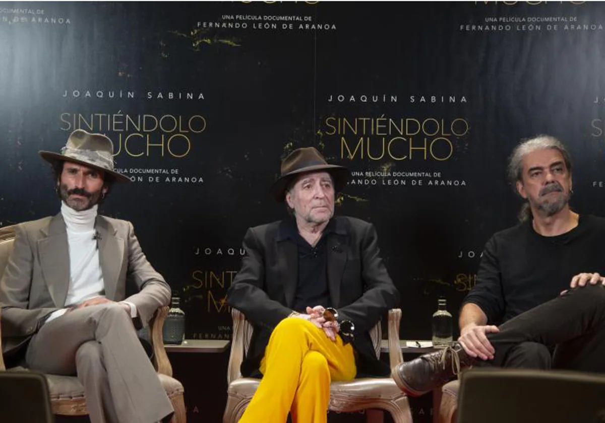 Presentación del documental de Joaquín Sabina 'Sintiéndolo mucho', con el cantante flanqueado por Leiva y el director de cine Fernando León De Aranoa.